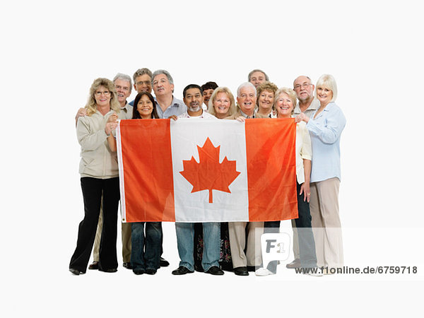 Mensch  Menschen  Menschengruppe  Menschengruppen  Gruppe  Gruppen  halten  Fahne  kanadisch