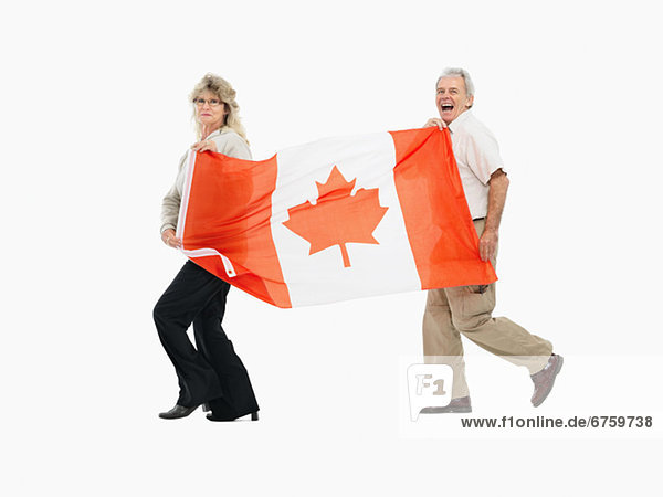 Mensch  zwei Personen  Menschen  tragen  Fahne  2  kanadisch