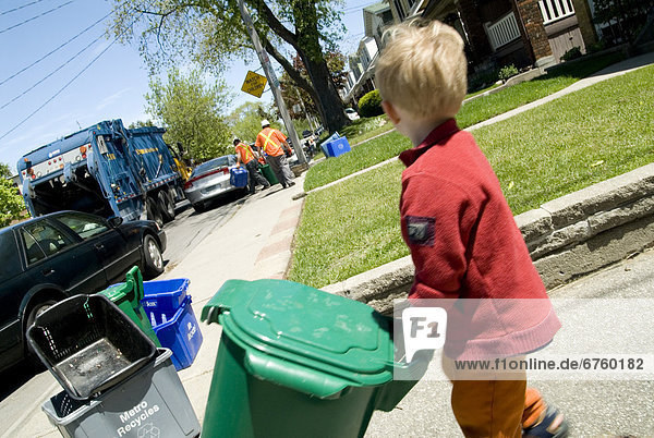 Junge - Person  Hilfe  Recycling  klein  ausführen  Ontario  Toronto