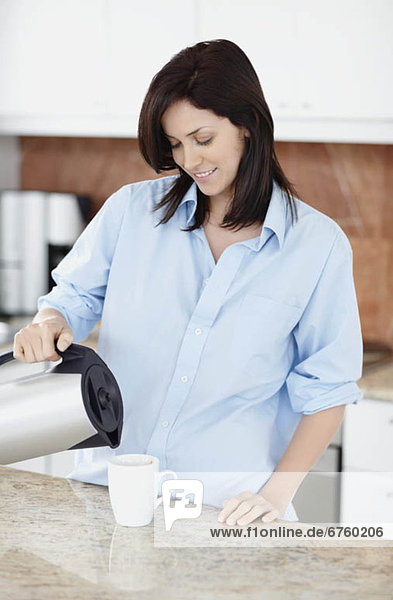 Frau  eingießen  einschenken  braunhaarig  Kaffee