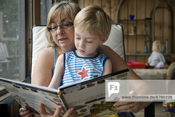 sitzend  Fenster  Großmutter  Enkelsohn  Ontario  vorlesen