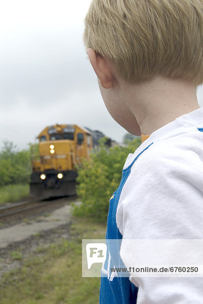 sehen  Junge - Person  klein  gehen  Nordland  Ontario  Zug