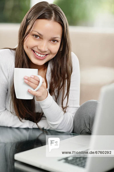 Frau  blättern  trinken  Kaffee  Internet