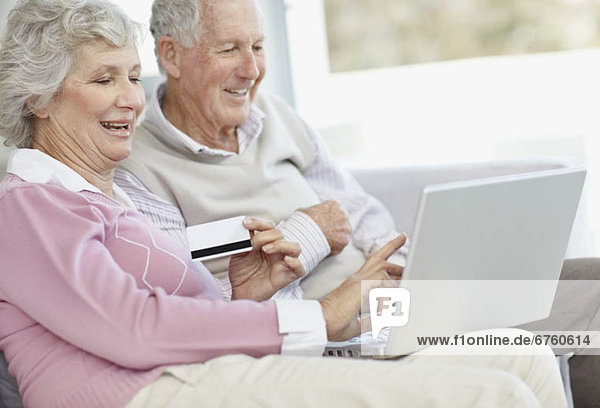 älteres Paar online-shopping
