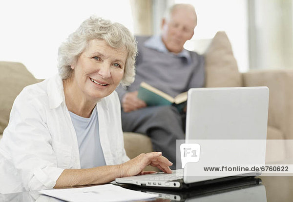 Senior  Senioren  Frau  blättern  Internet