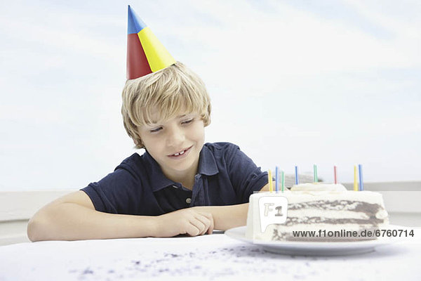 Junge - Person  warten  Scheibe  Geburtstag  Kuchen  jung
