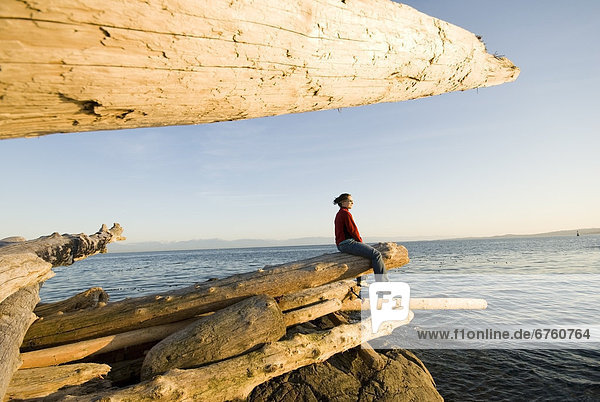 sitzend Frau Strand dahintreibend vorwärts British Columbia Meerenge
