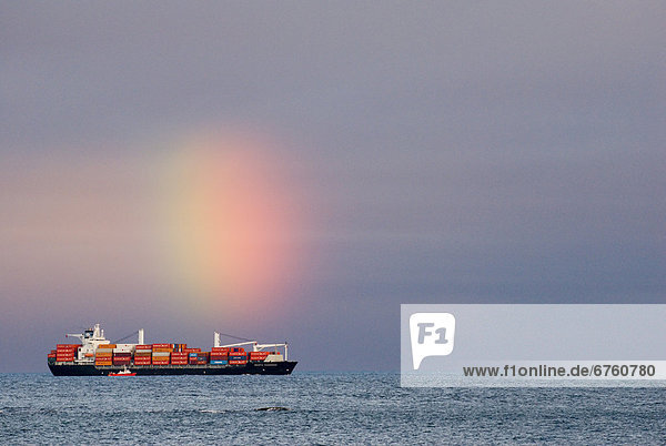 Boot  Schiff  Pilot  nebeneinander  neben  Seite an Seite  British Columbia  Container  Regenbogen