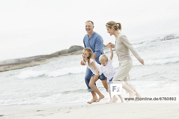 Strand  Junge - Person  Menschliche Eltern  5-6 Jahre  5 bis 6 Jahre  10-11 Jahre  10 bis 11 Jahre  Mädchen  spielen