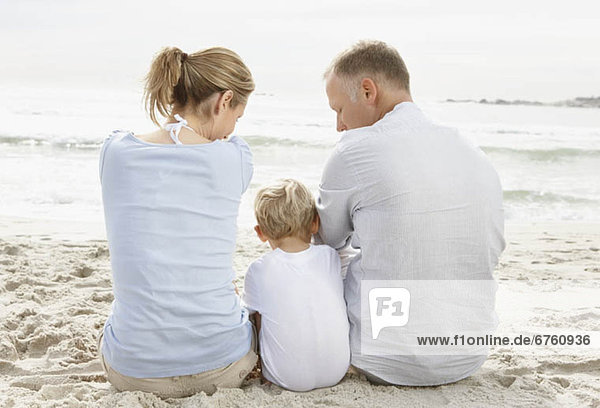 sitzend  Strand  Junge - Person  Menschliche Eltern  5-6 Jahre  5 bis 6 Jahre