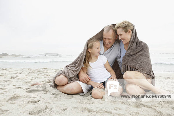 bedecken  lächeln  Decke  Menschliche Eltern  Küste  Tochter  10-11 Jahre  10 bis 11 Jahre