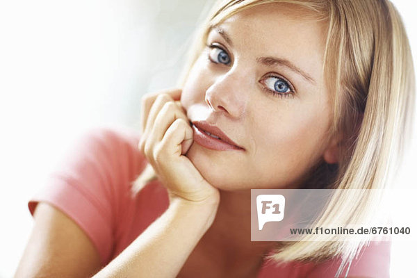 Porträt von junge blonde Frau