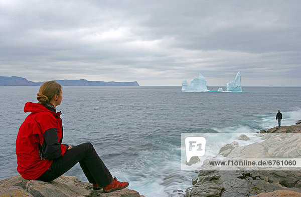 Eisberg  Felsbrocken  sitzend  Frau  Ozean  hinaussehen  Atlantischer Ozean  Atlantik  Neufundland