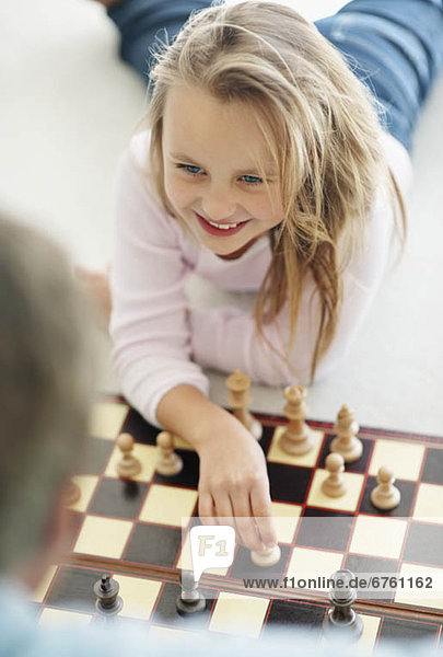 Enkeltochter  Großvater  Schach  10-11 Jahre  10 bis 11 Jahre  spielen