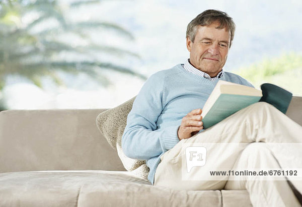 Senior Senioren Mann Couch Buch Taschenbuch vorlesen