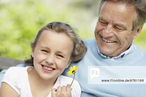 Fröhlichkeit  Enkeltochter  Großvater  10-11 Jahre  10 bis 11 Jahre