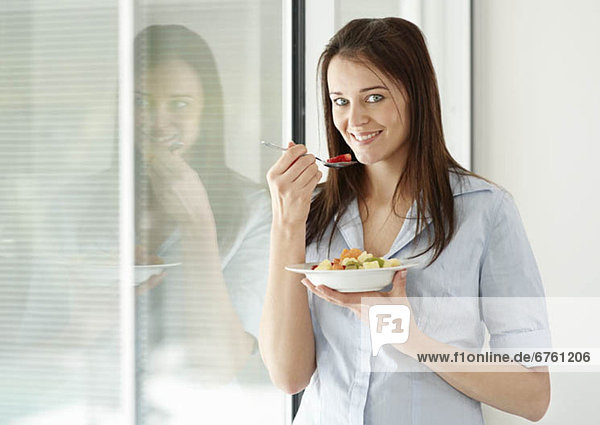 Portrait  Frau  Salat  Mittelpunkt  essen  essend  isst  Erwachsener