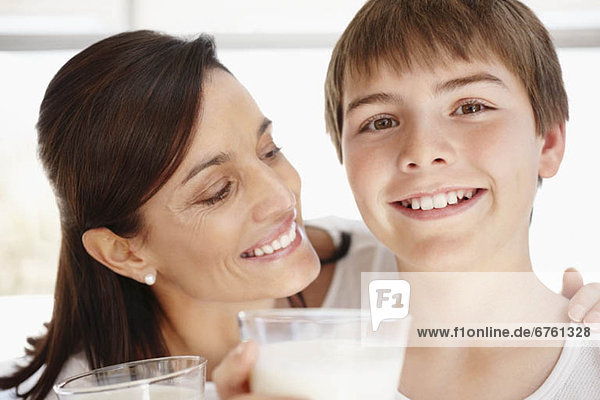 Portrait  lächeln  Sohn  12-13 Jahre  12 bis 13 Jahre  Mutter - Mensch  Milch