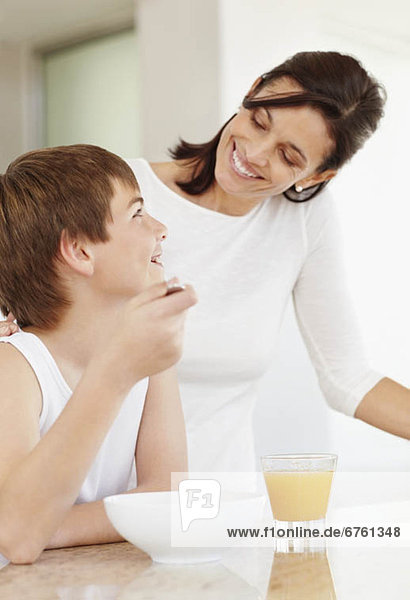 umarmen  Sohn  essen  essend  isst  12-13 Jahre  12 bis 13 Jahre  Mutter - Mensch  Frühstück