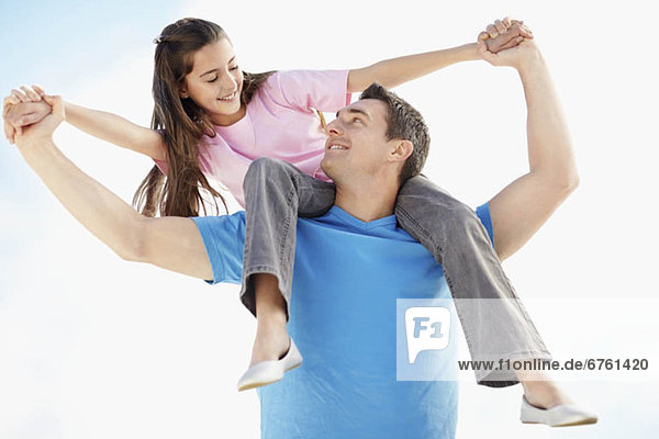 tragen  Menschlicher Vater  Tochter  10-11 Jahre  10 bis 11 Jahre