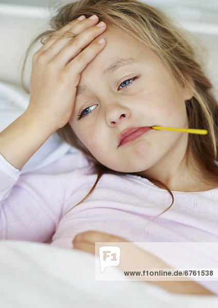 liegend  liegen  liegt  liegendes  liegender  liegende  daliegen  Depression  Bett  Thermometer  10-11 Jahre  10 bis 11 Jahre  Mädchen