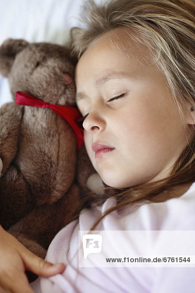 Depression  Bett  schlafen  Teddy  Teddybär  10-11 Jahre  10 bis 11 Jahre  Mädchen