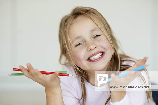 Bleistift  gestikulieren  blau  rot  10-11 Jahre  10 bis 11 Jahre  Mädchen