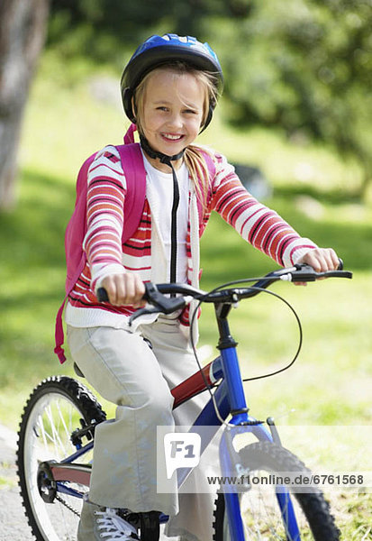 lächeln  Fahrrad  Rad  10-11 Jahre  10 bis 11 Jahre  Mädchen
