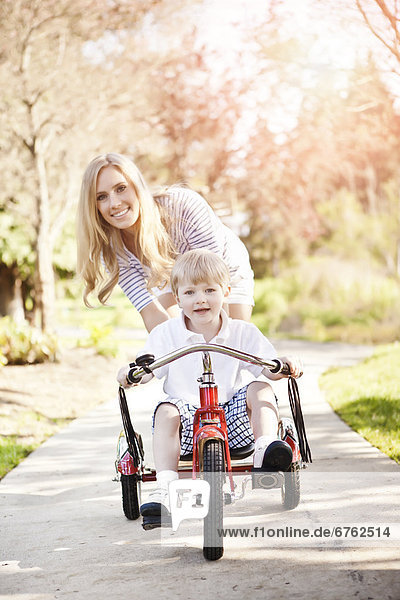 Sohn  fahren  2-3 Jahre  2 bis 3 Jahre  Mutter - Mensch  Dreirad