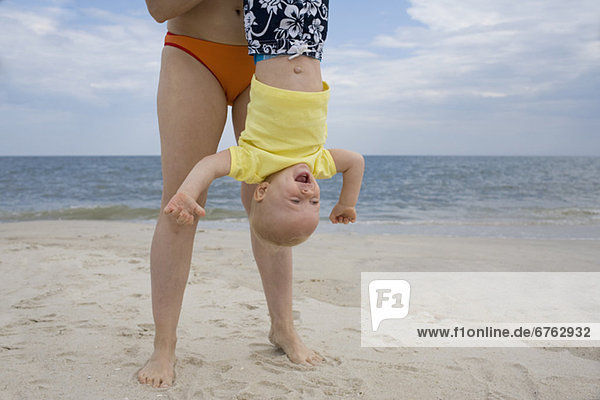 verkehrt herum  Strand  Junge - Person  halten  Mutter - Mensch  Baby
