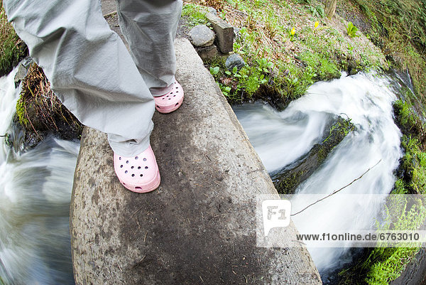 überqueren  Frau  klein  Brücke  pink  Holzschuh  British Columbia