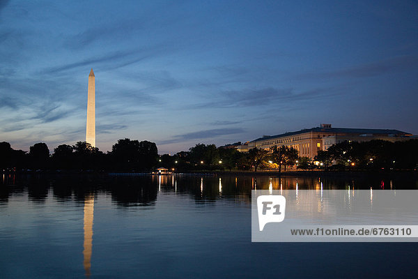 Vereinigte Staaten von Amerika  USA  Washington DC  Hauptstadt  Wasser  Spiegelung  Monument  Abenddämmerung