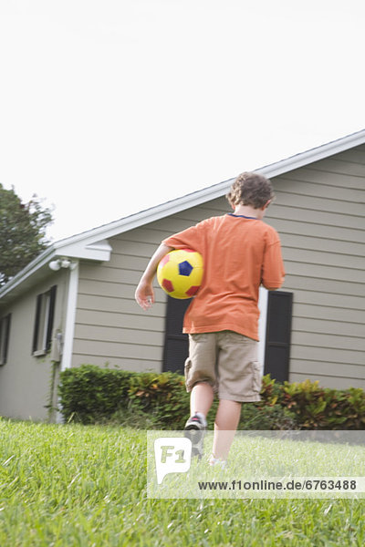 tragen Junge - Person Garten Fußball Ball Spielzeug Hinterhof