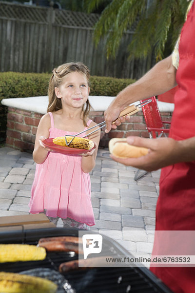 Hot Dog Hot Dogs geben Menschlicher Vater Tochter Grill Grillparty