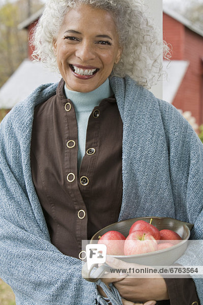 Frau  halten  Apfel