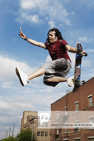 Jugendlicher  Junge - Person  Skateboard  springen