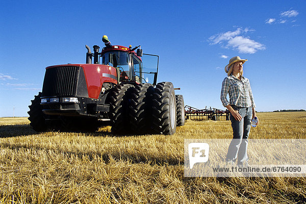 stehend  nebeneinander  neben  Seite an Seite  Traktor  Bauernhof  Hof  Höfe  Dugald  Manitoba  Mädchen  Manitoba