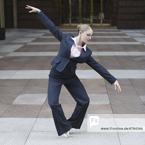 Städtisches Motiv  Städtische Motive  Straßenszene  Straßenszene  Geschäftsfrau  Tischset  tanzen