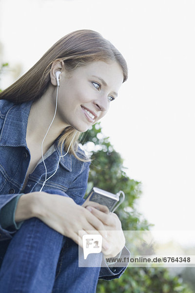 Junge Frau mit einem MP3 Player