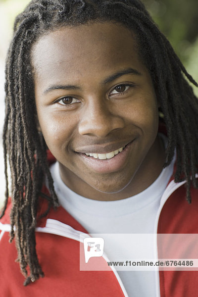 Portrait  Jugendlicher  lächeln  Junge - Person  16-17 Jahre  16 bis 17 Jahre  Dreadlocks