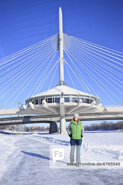 spazierengehen  spazieren gehen  Frau  Brücke  Fluss  frontal  rot  The Forks  Winnipeg  gefroren  Manitoba  Winnipeg
