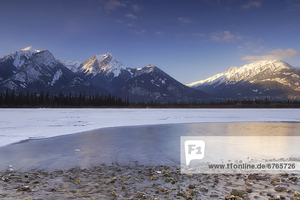 Aktivitäten  unterhalb  See  Hintergrund  Wärme  Tau  Tautropfen  Jasper Nationalpark  Rocky Mountains  Alberta  kanadisch