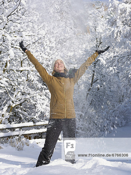 Vereinigte Staaten von Amerika  USA  Frau  werfen  Himmel  jung  Colorado  Schnee