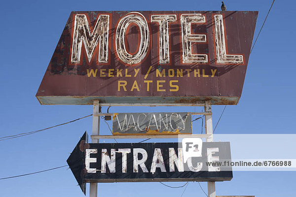 Vereinigte Staaten von Amerika  USA  Himmel  Zeichen  blau  Arizona  Mode  Motel  alt  Signal