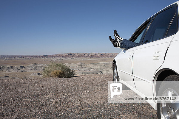 Vereinigte Staaten von Amerika  USA  kleben  Frau  Fenster  Auto  Wüste  parken  Arizona  stecken