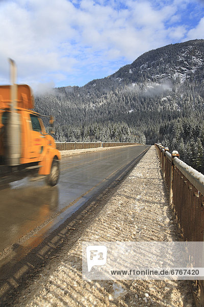 überqueren  Transport  über  Brücke  Fluss  Lastkraftwagen  Fraser River  British Columbia