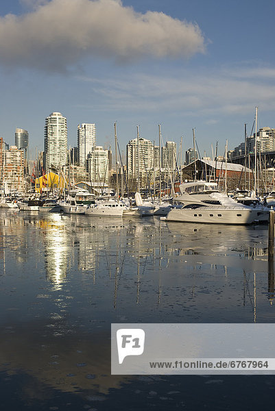 Spiegelung  Eis  Bach  Form  Formen  unaufrichtig  British Columbia  Granville Island  Reflections  Vancouver