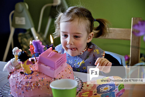 klein  frontal  Geburtstag  Kuchen  lecken  Mädchen  Quebec
