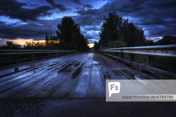 nahe  Sommer  Nacht  nass  über  Sturm  Brücke  Fluss  Alberta  Stör