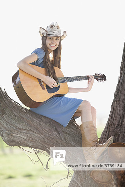 sitzend  Baum  Gitarre  Cowgirl  spielen